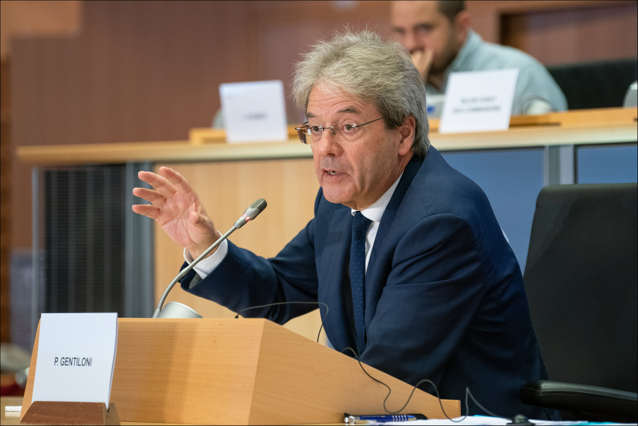 Il commissario Ue Gentiloni preoccupato: "L'inflazione andrà giù solo con misure efficaci sull'energia"