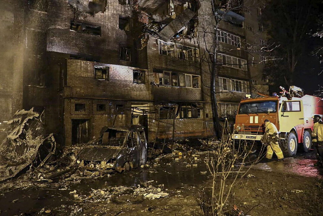 Un aereo militare russo non riesce a prendere quota e si schianta contro un condominio: 13 morti, 3 sono bambini