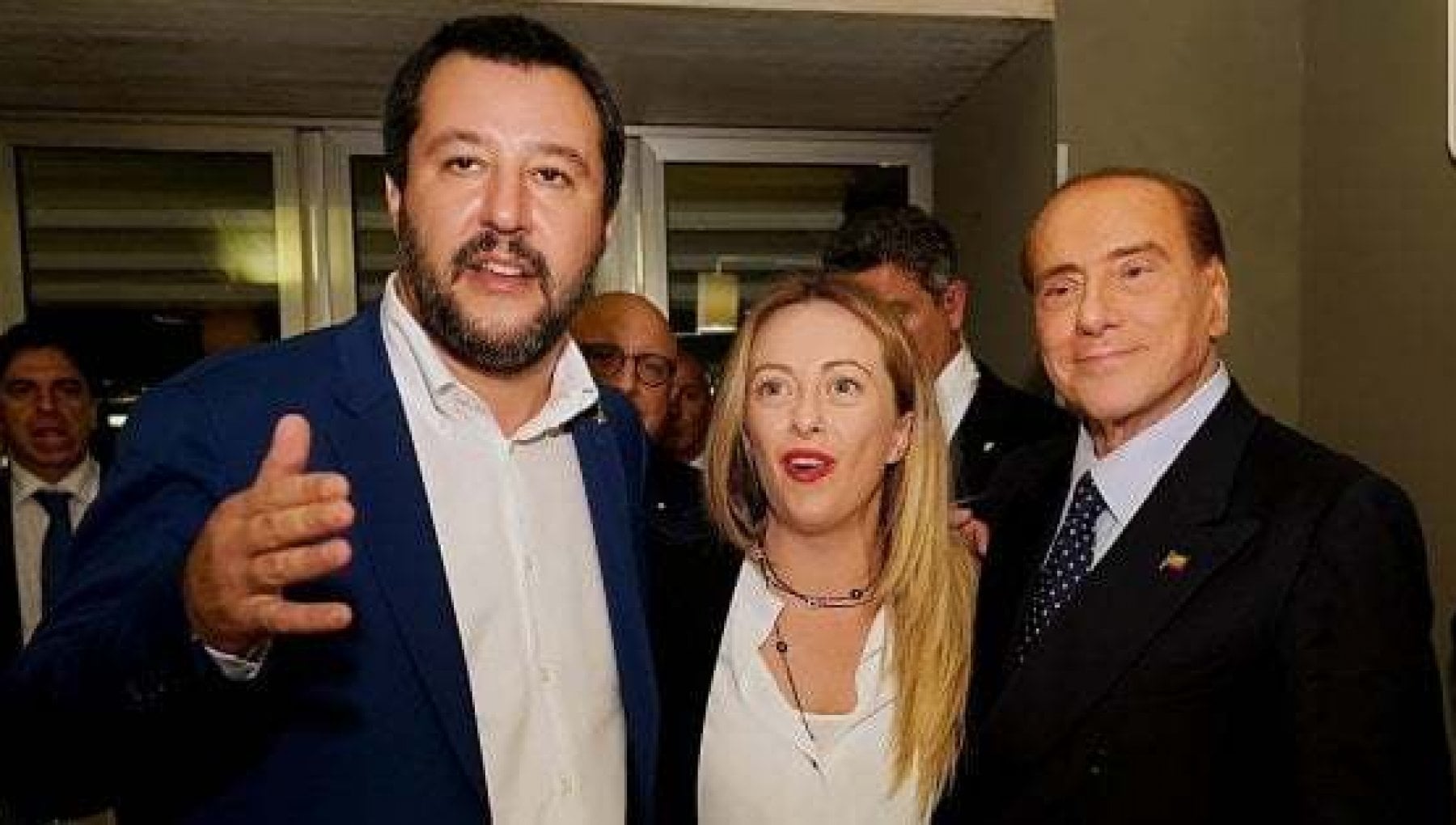 Destra con il piede sbagliato: vertice da Berlusconi ad Arcore per spartirsi le poltrone Destra con il piede sbagliato: vertice da Berlusconi ad Arcore per spartirsi le poltrone