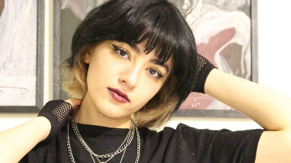 Una ragazzina di 17 anni muore nelle proteste e le forze di sicurezza iraniane rubano il corpo: ritrovato dopo 10 giorni