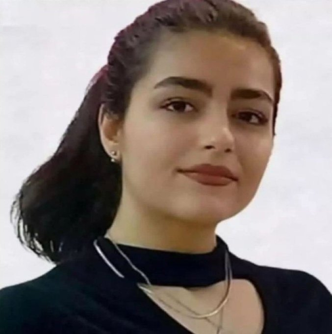 Rifiuta di cantare l'inno: una 16enne picchiata a morte in classe