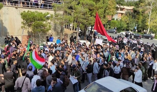 Iran, la polizia fa irruzione in molte università del paese per arrestare gli studenti delle proteste