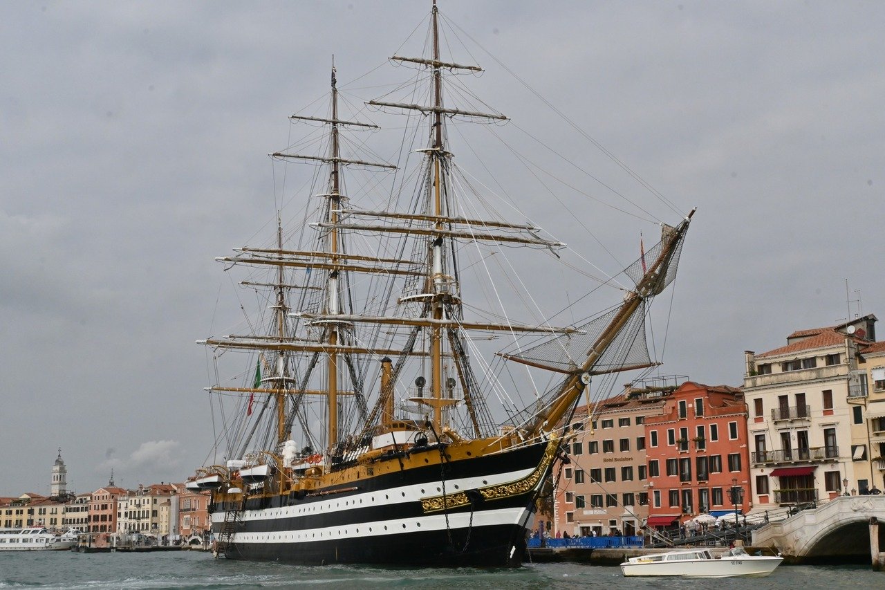 amerigo-vespucci-venezia Paura per l'Amerigo Vespucci: speronato per errore da un catamarano turistico