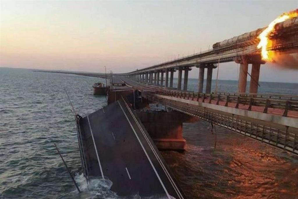 Gli 007 Kiev: "Il ponte di Crimea è simbolo della Russia e sarà distrutto"