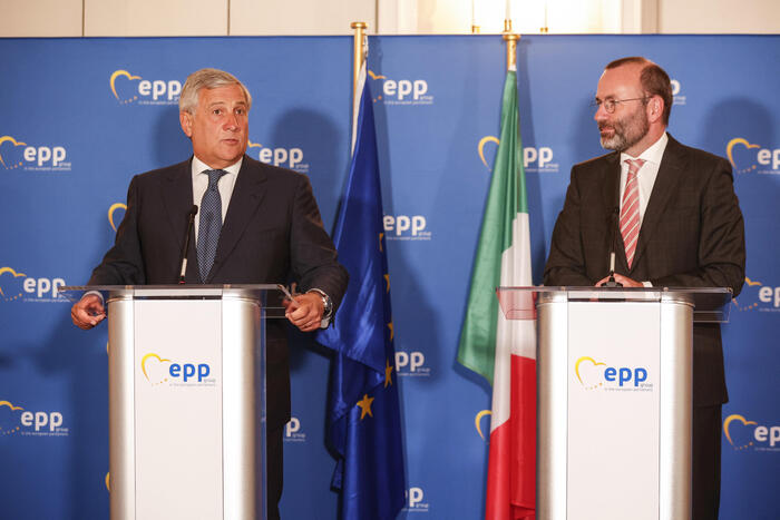 Weber, Ppe sostiene governo se pro-Ue, Tajani garanzia Tajani in imbarazzo al Ppe: "Forza Italia è per la Nato e contro l'invasione russa"