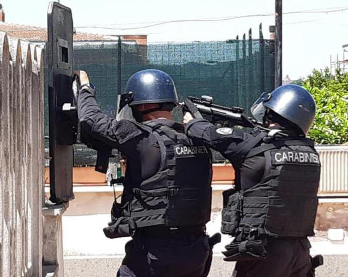 ++ Spari in strada: si prepara blitz Gis carabinieri ++ Finisce in tragedia ad Asso: uccide il comandante e si barrica in caserma, preso all'alba il brigadiere dei carabinieri