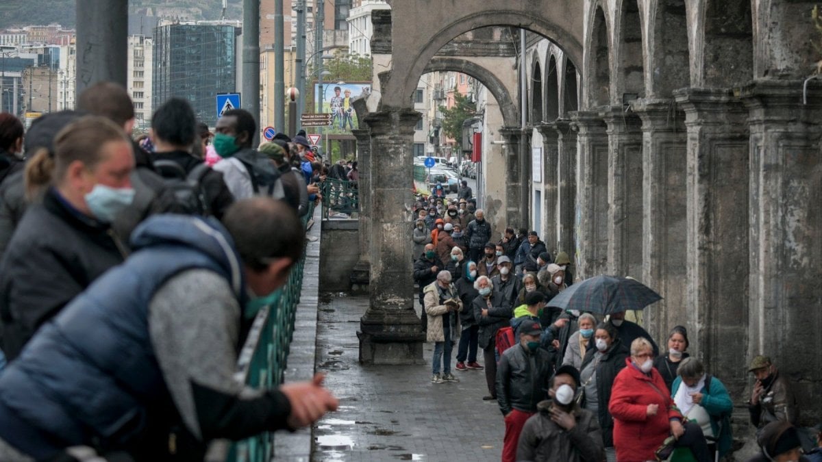 In Italia cresce la povertà assoluta ma ci si occupa di migranti, dio patria e famiglia mentre si taglia la sanità