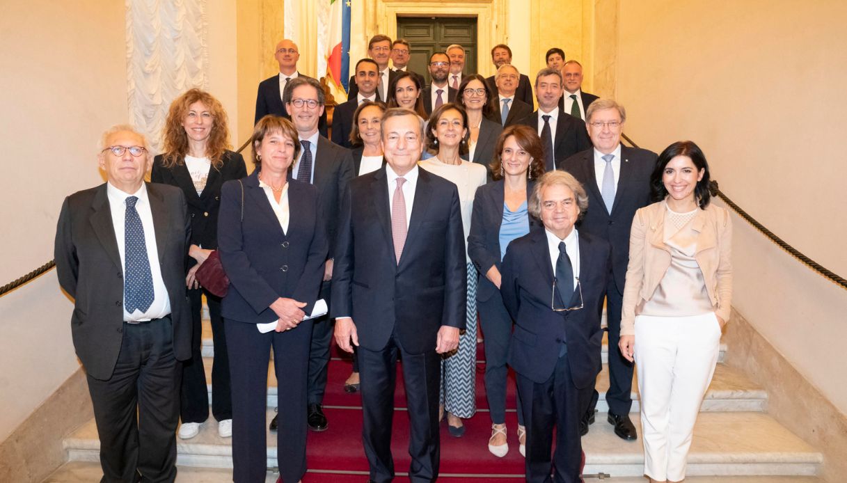 governo-draghi-ultima-foto Mario Draghi al passo d'addio, il saluto ai ministri: "I governi passano, l'Italia resta"