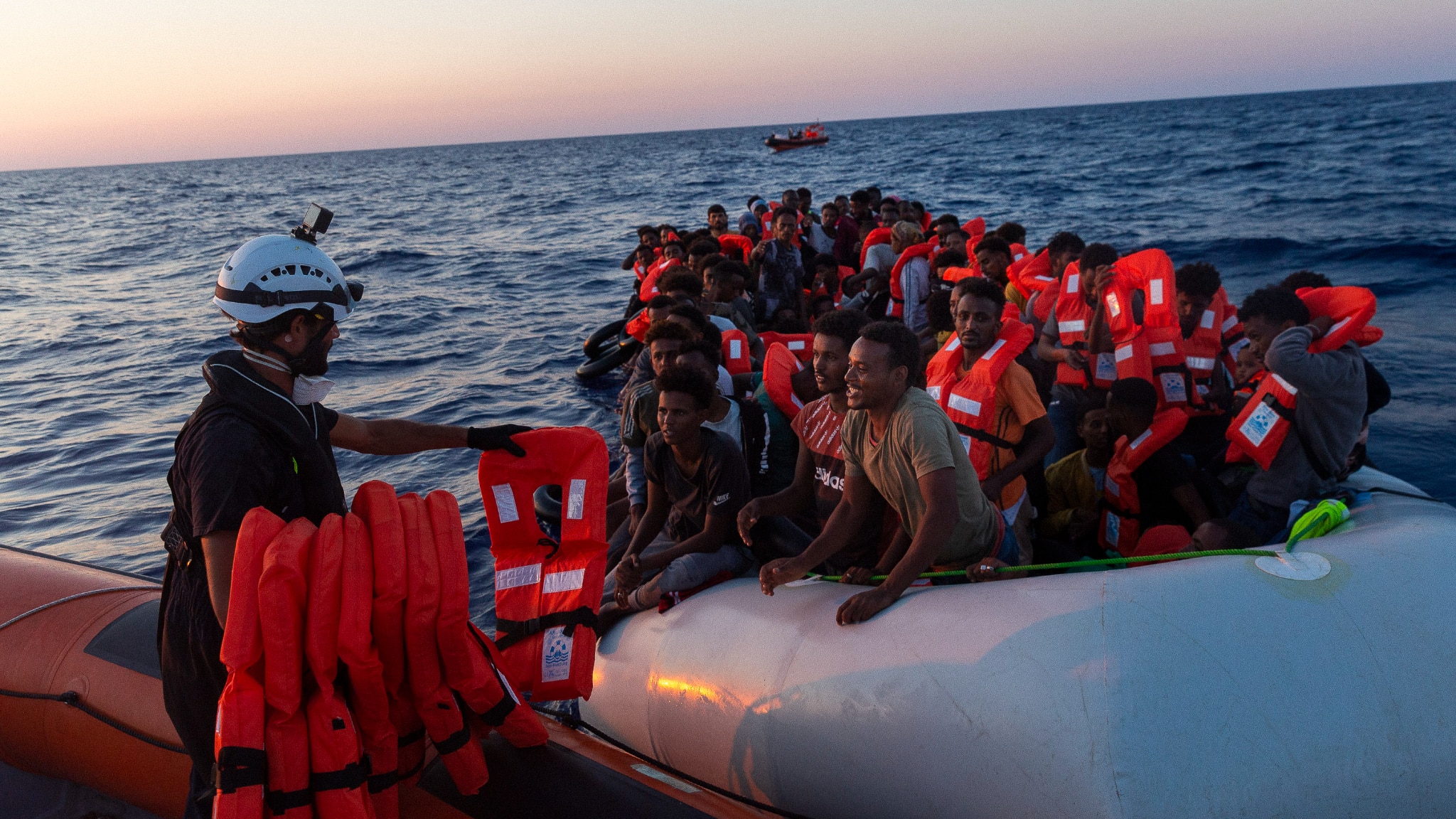 Soccorsi 45 migranti a largo di Lampedusa, tra loro anche il cadavere di una 18enne del Gambia: in mille nell'hotspot