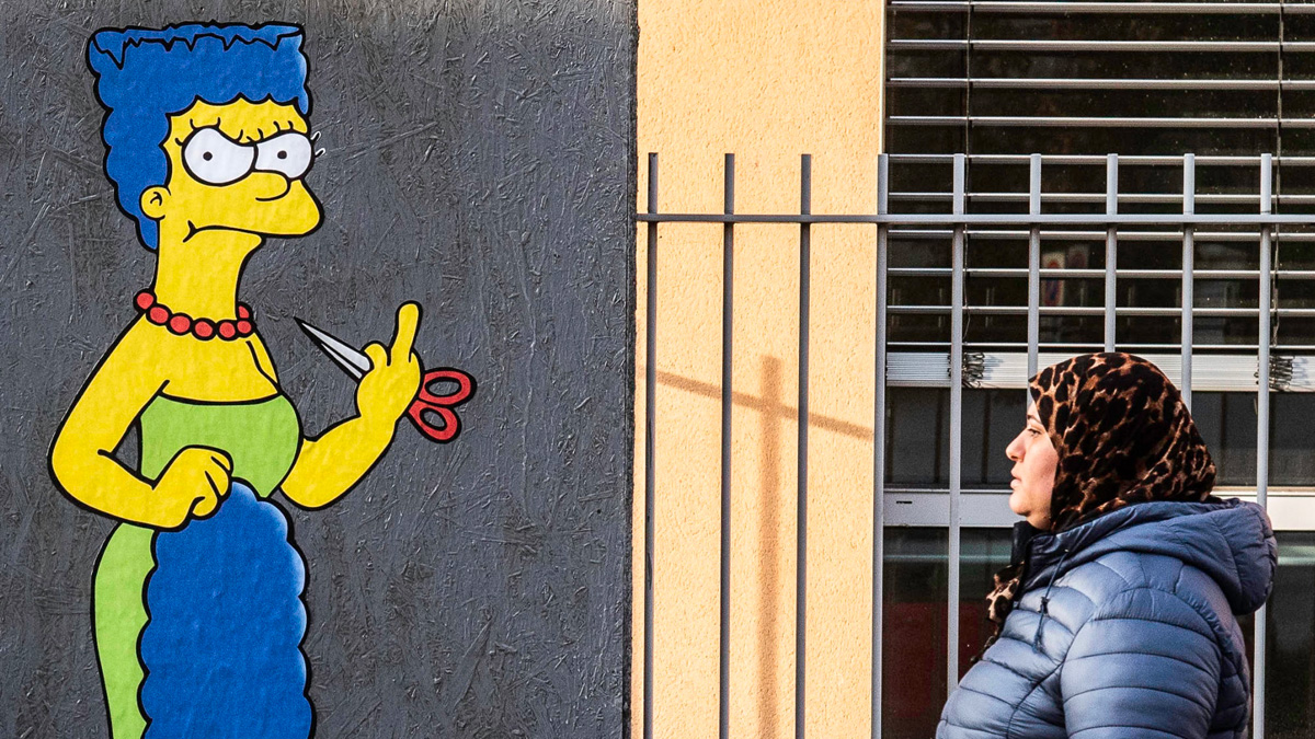 Iran, l'immagine di Marge Simpson torna davanti all'ambasciata: stavolta con il dito medio alzato
