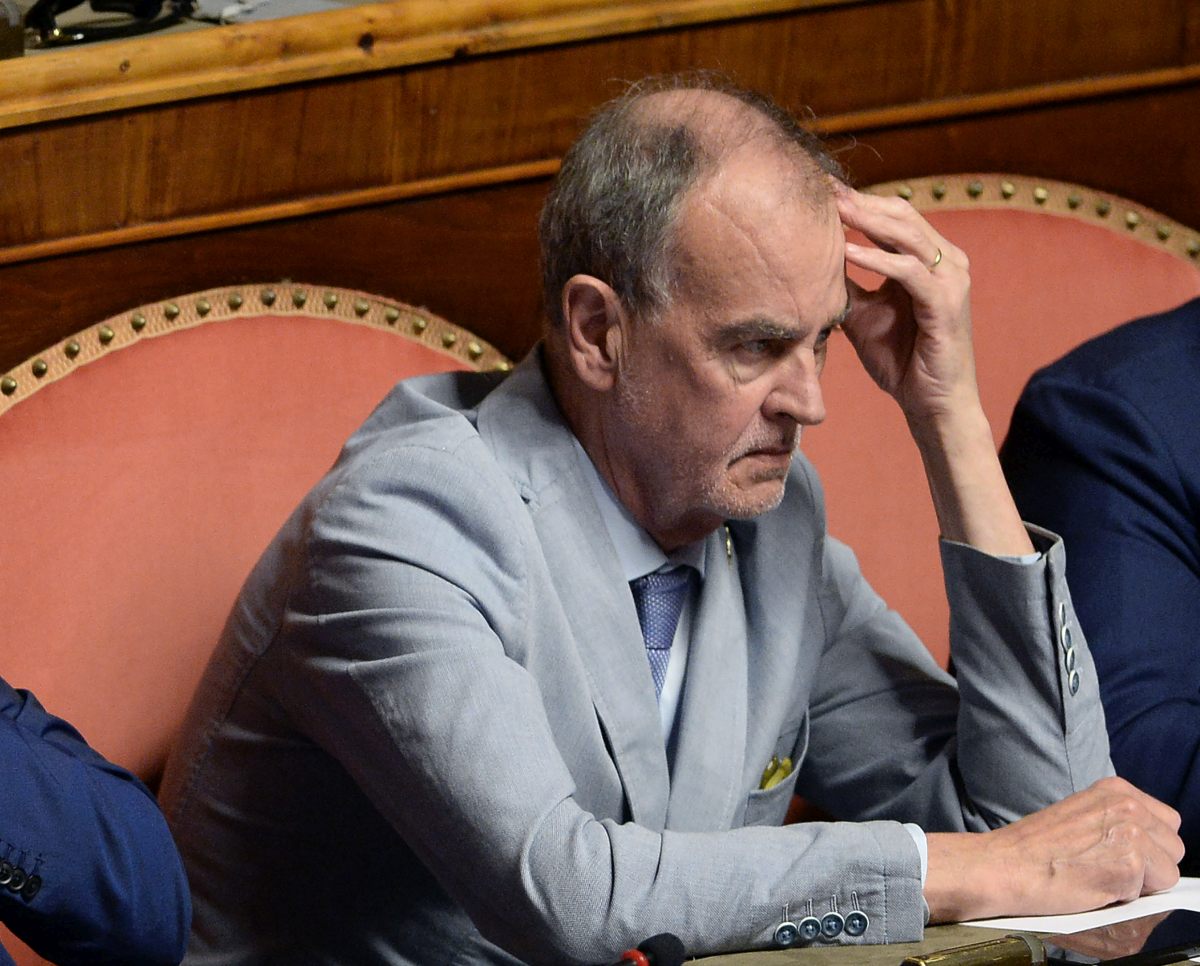 Autonomia, lo Spacca Italia passa al Senato: esulta Calderoli, il Pd espone dei tricolori per protesta