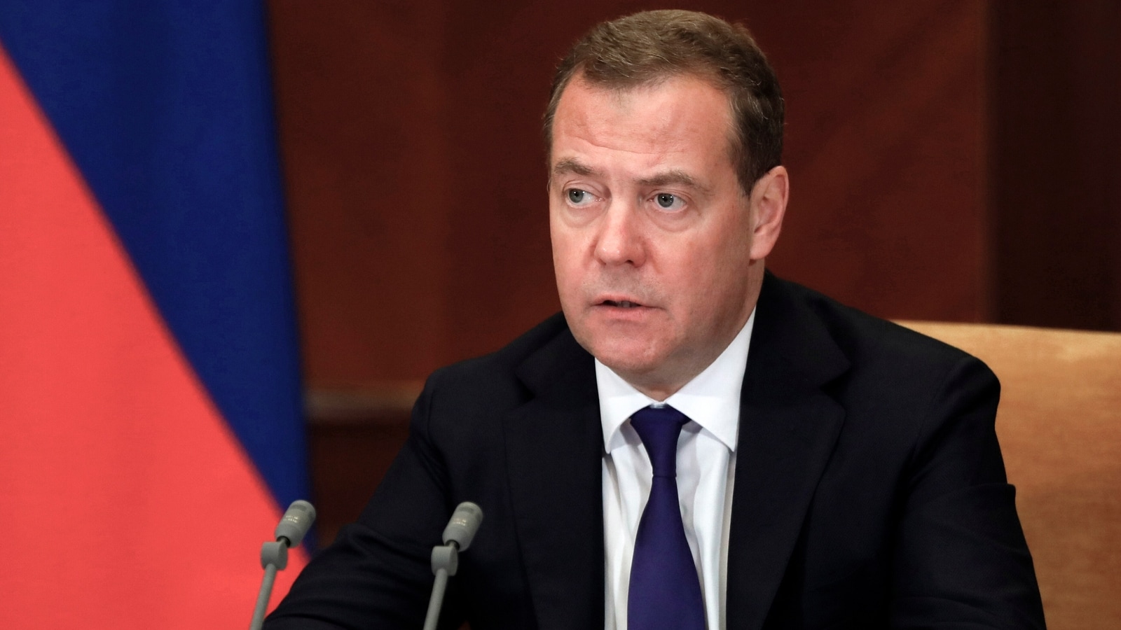 Medvedev: "Una fabbrica di tank tedeschi in Ucraina? Saranno accolti dai nostri missili"