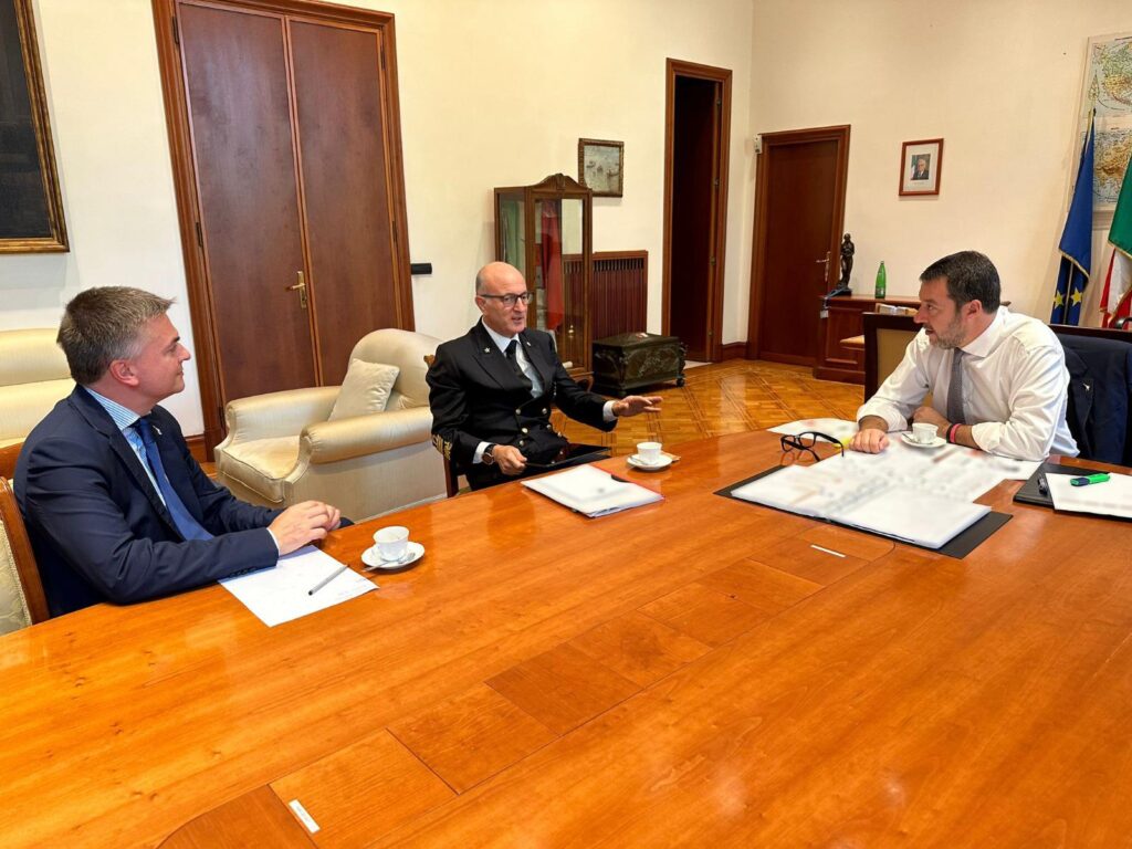 salvini-guardiacostiera La prima preoccupazione di Salvini da ministro è rompere le scatole alle Ong