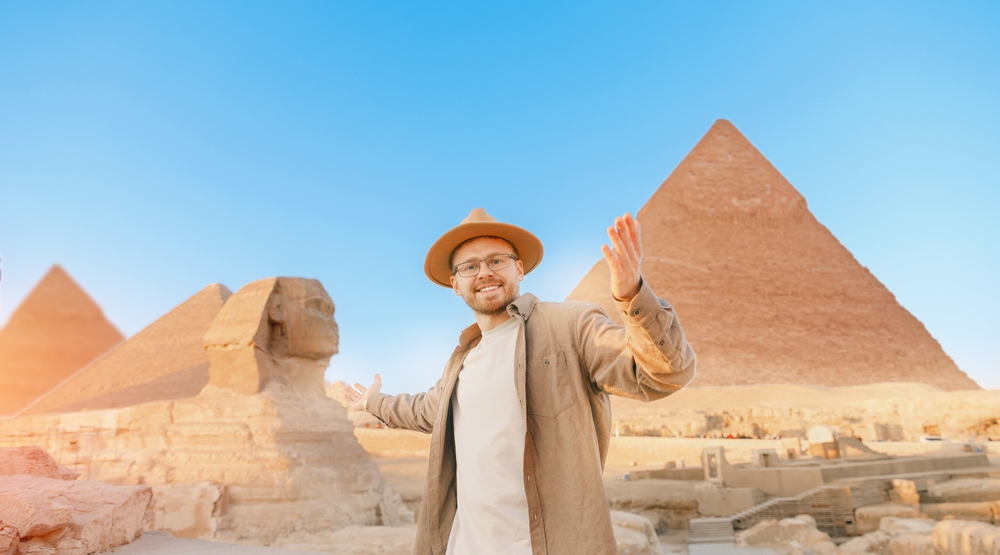 Travel,Man,In,Hat,Background,Pyramid,Of,Egyptian,Giza,And Cosa visitare durante le vacanze in Egitto?