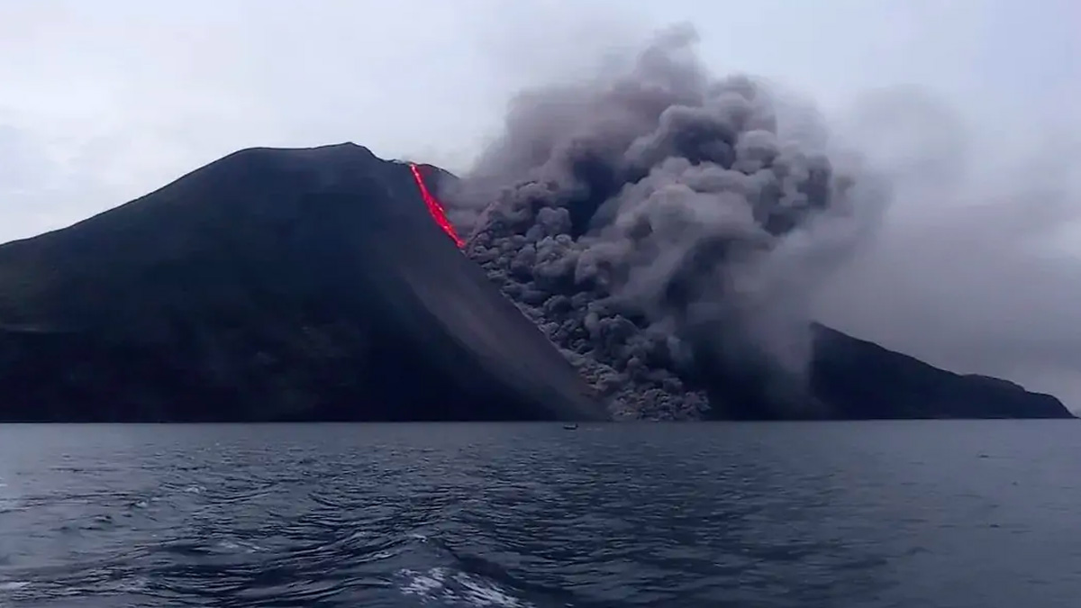 Stromboli in azione, attivato lo stato di allerta arancione: ecco cosa sta accadendo