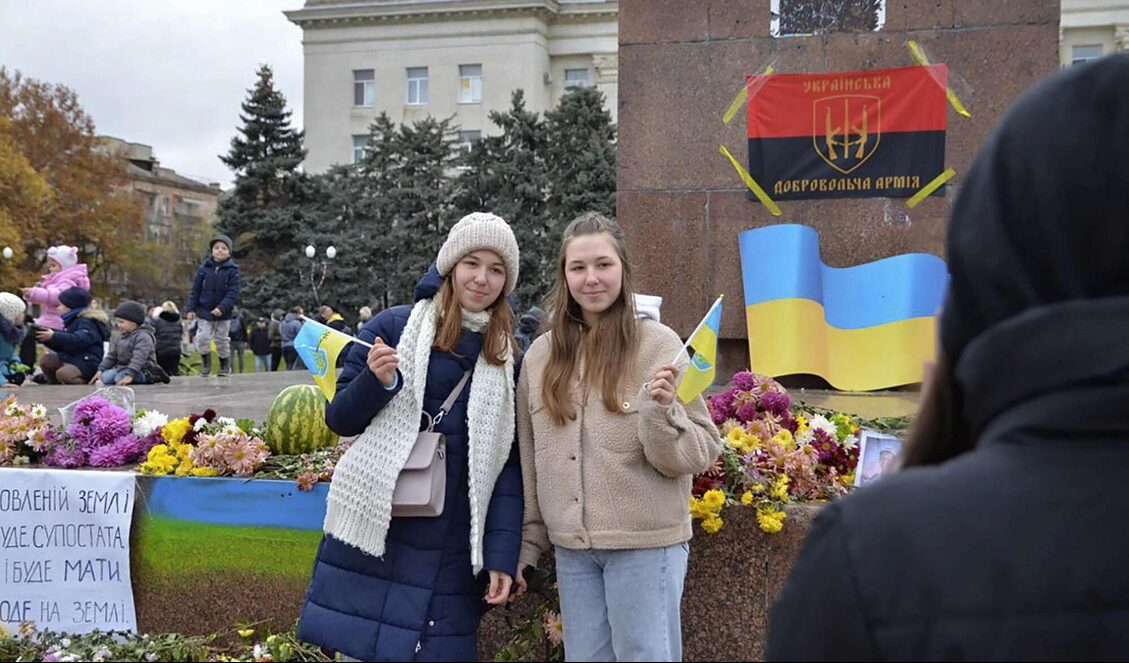 Kherson è libera ma al buio e al freddo: "Meglio così che con i russi" (le immagini)