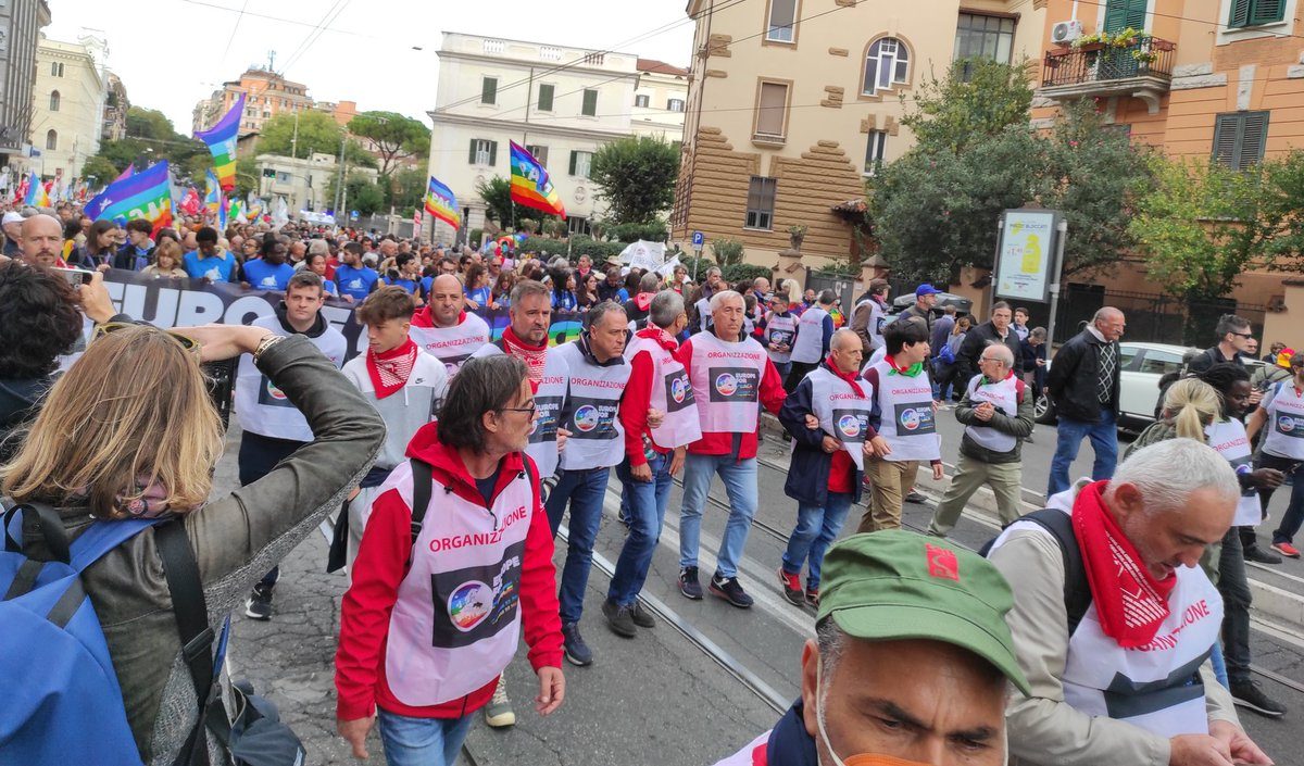 In 100 mila a Roma sfilano per la pace e contro chi ha scatenato l'aggressione all'Ucraina