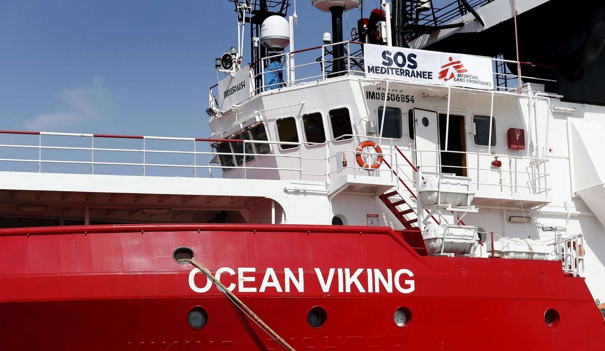 Ocean Viking sotto sequestro amministrativo: 'colpevole' di aver salvato la vita  a 244 migranti