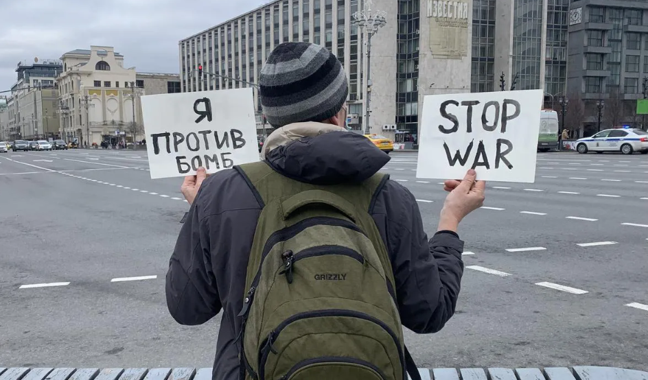 Mosca, il bavaglio di Putin: 25 giorni di arresto ad un attivista che protestava per la guerra in Ucraina