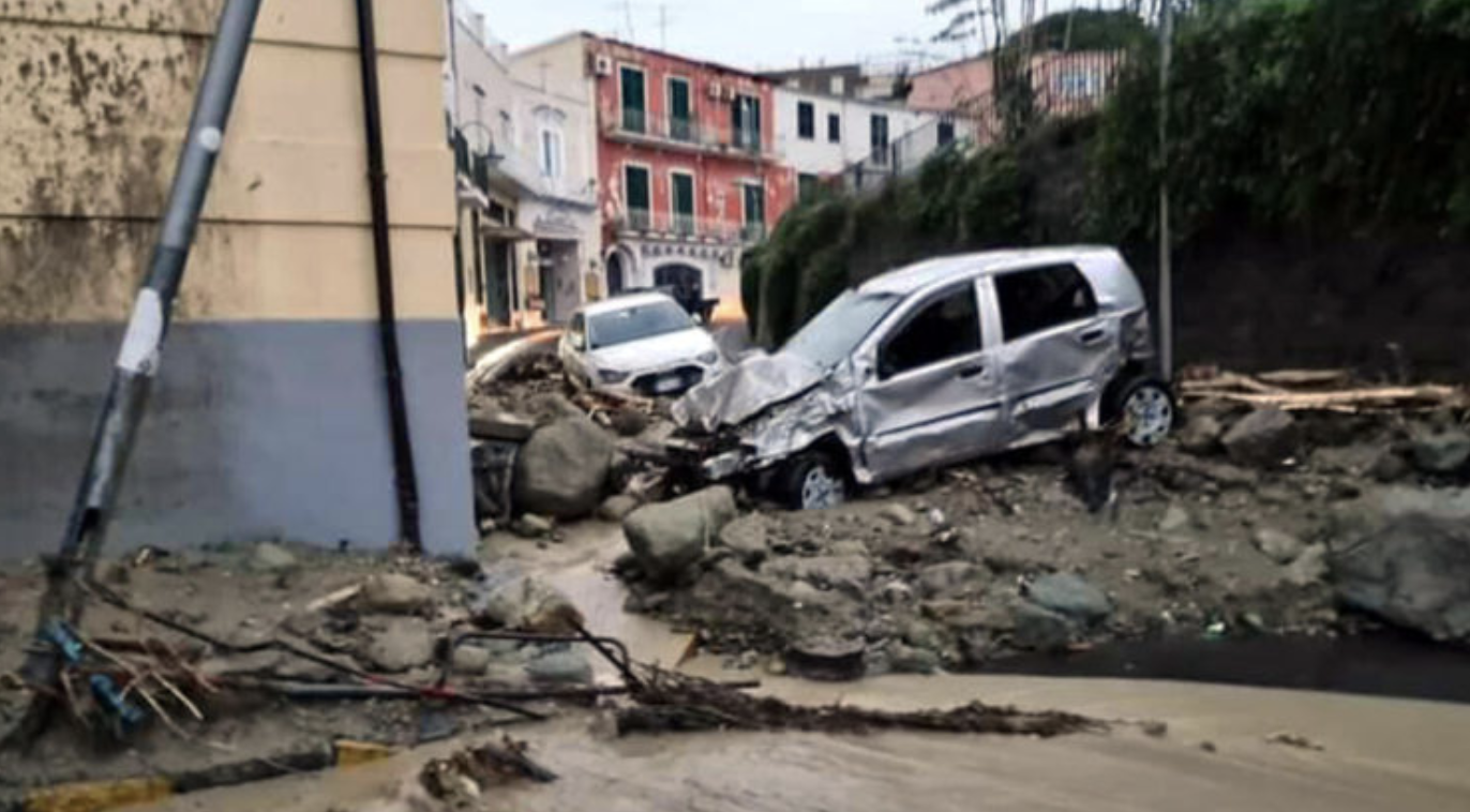 Maltempo a Ischia, una frana trascina diverse auto in mare: i dispersi salgono a 13