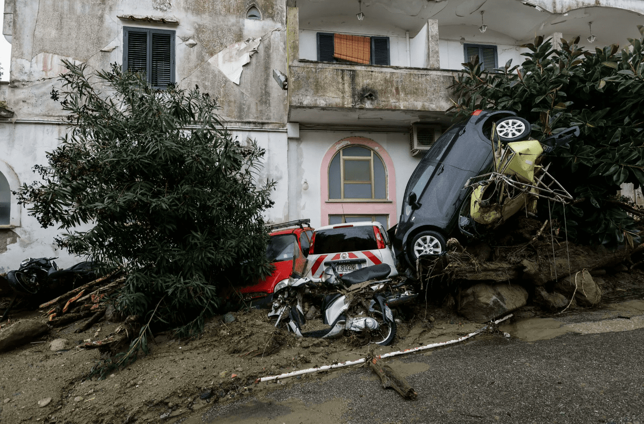 Ischia, altra pioggia in arrivo: si cercano ancora i 4 dispersi, i morti sono già 8