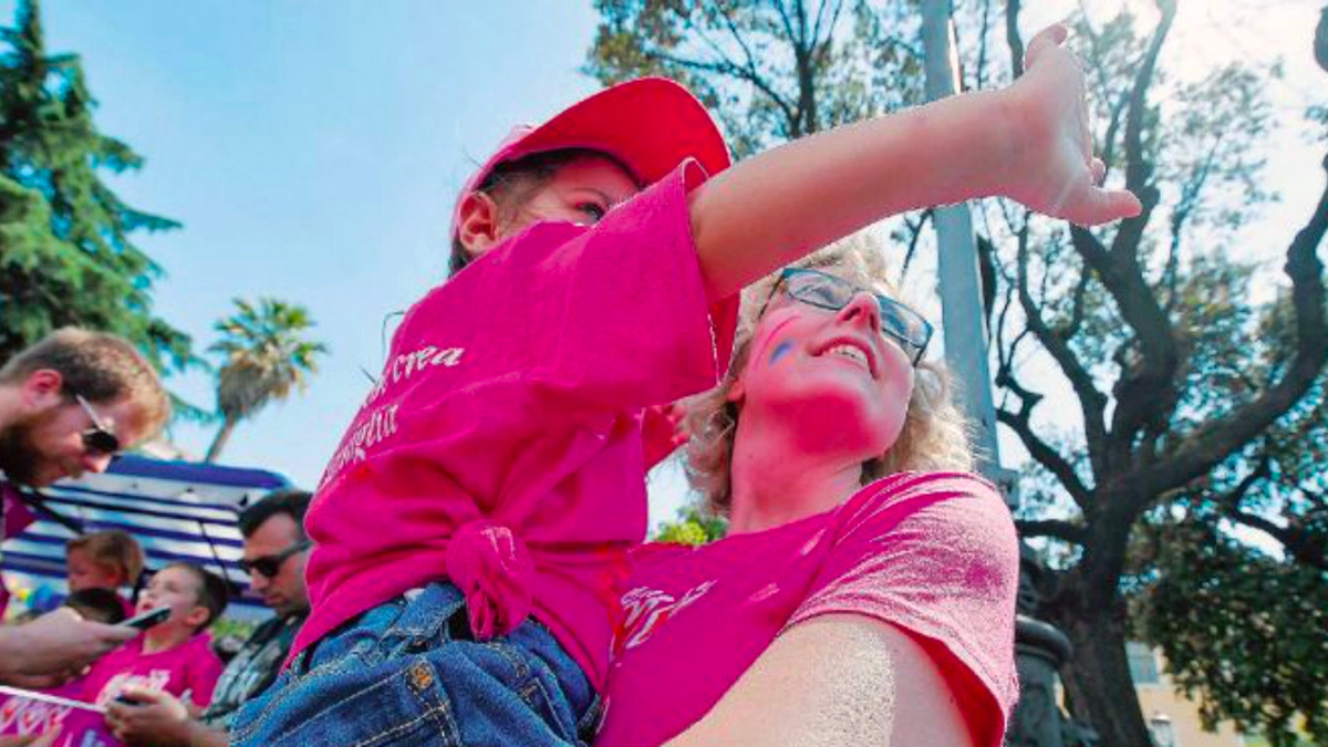 Il tribunale di Arezzo rovescia la sentenza sulle coppie arcobaleno: "La madre è una sola"