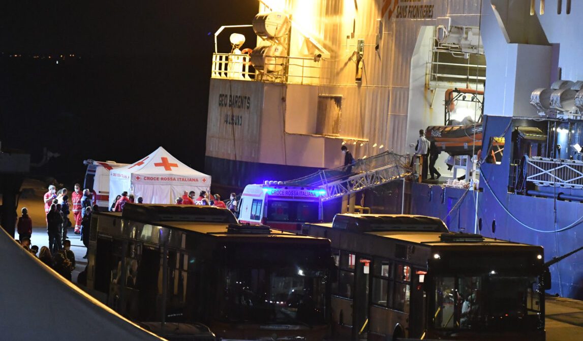 La protesta vince: i 212 migranti lasciati a bordo della Geo Barents sono tutti sbarcati La protesta vince: i 212 migranti lasciati a bordo della Geo Barents sono tutti sbarcati