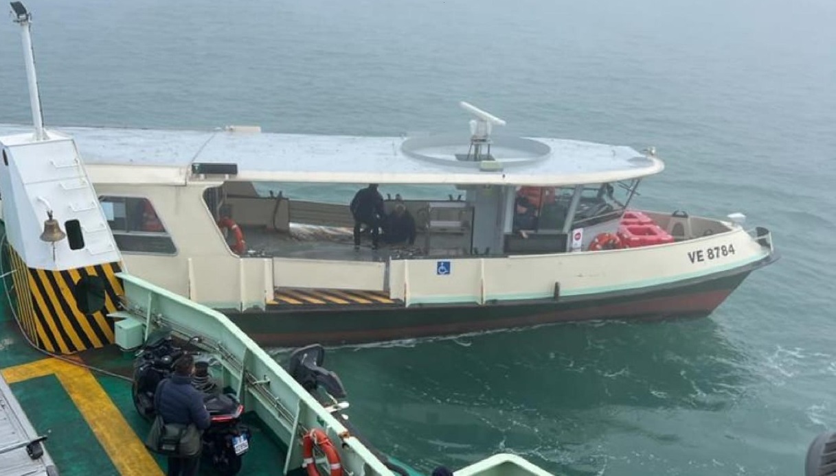 ++ Venezia, scontro tra vaporetto e ferry boat ++ Venezia, scontro tra un traghetto e un vaporetto: un passeggero è rimasto ferito