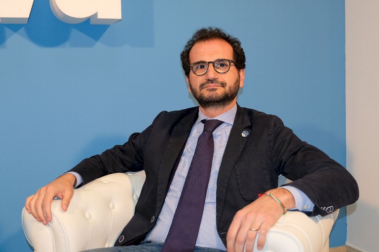 Bassetti contro il sottosegretario alla Salute di Fdi che sconsiglia la quarta dose: "Non faccia il medico"