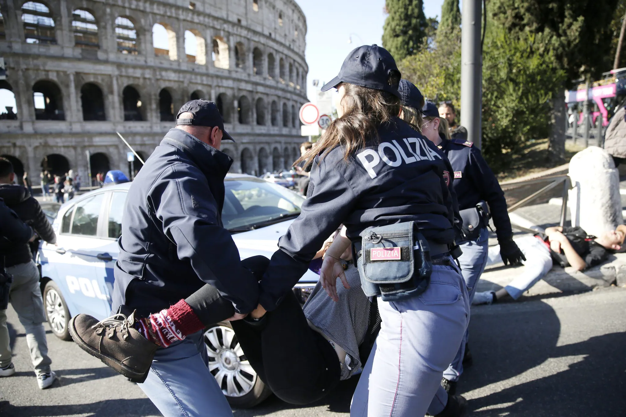 Attivisti bloccano il traffico al Colosseo: traffico in tilt e automobilisti furiosi