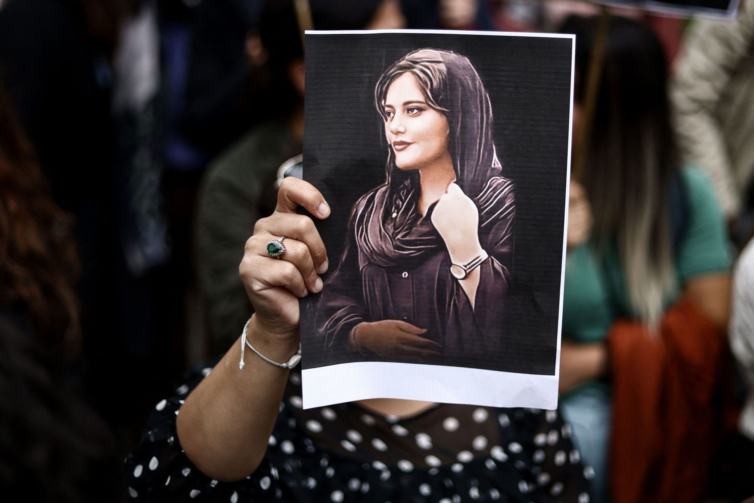 Tre anni dopo Mahsa Amini il movimento Donne Vita Libertà sfida il regime iraniano: democrazia, diritti e autodeterminazione
