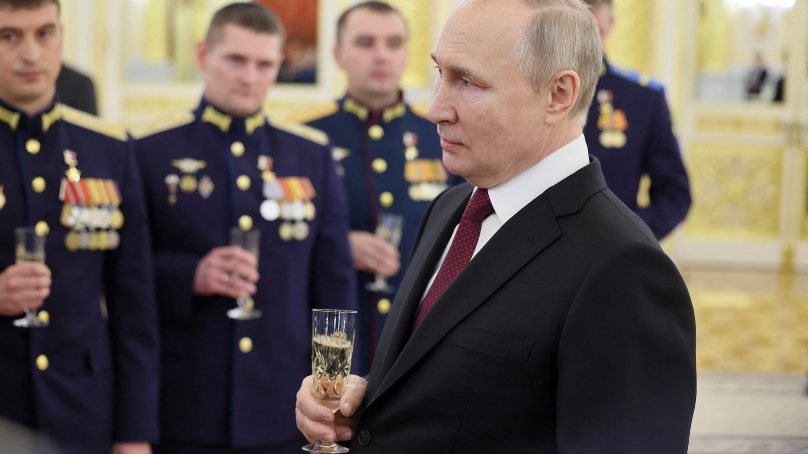 007 britannici: "Mosca bluffa, soffre per la carenza di munizioni e di missili"