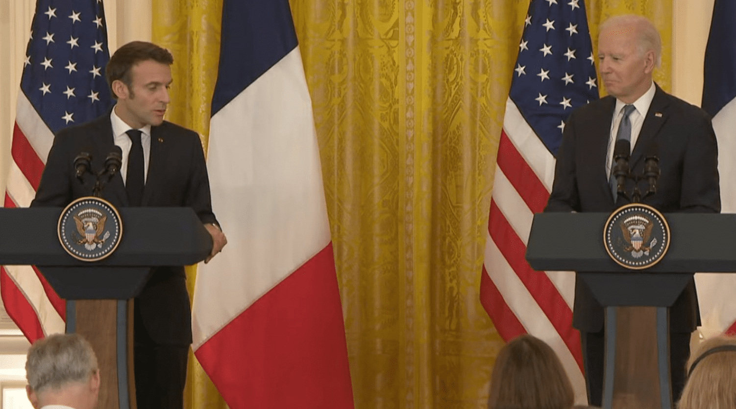 Biden e Macron: "Aumentiamo l'assistenza militare all'Ucraina"