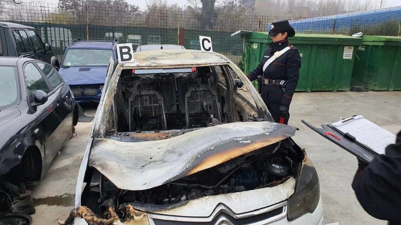 auto-illasi-ex Dà fuoco all'auto della ex: il 54enne non accettava la fine della loro relazione