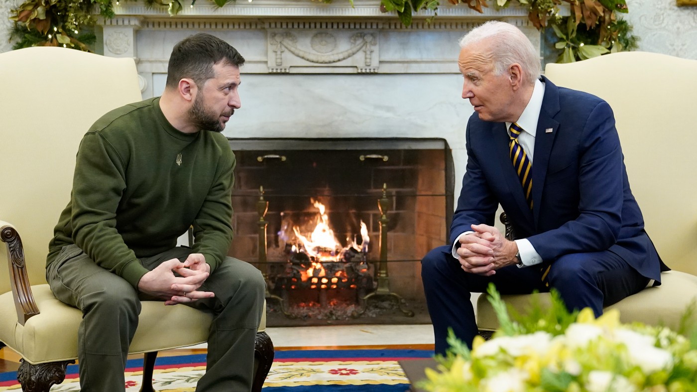 Ucraina, il piano Zelensky e i dubbi di Biden: tra 'vittoria sui russi' e 'pace giusta'