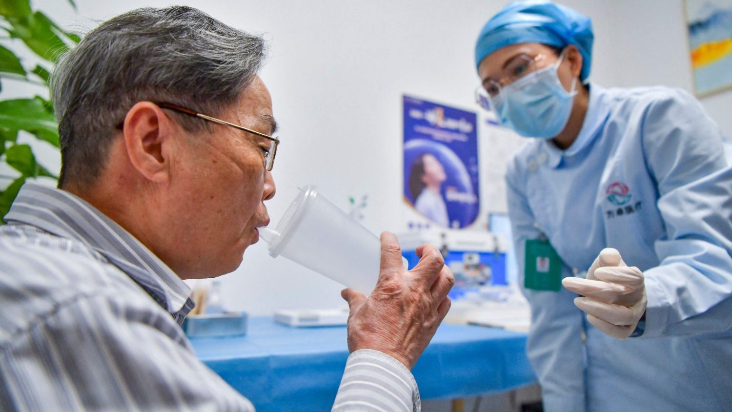 La Cina rinuncia allo 'Zero Covid' ma senza vaccini e anti-virali rischia un milione di morti