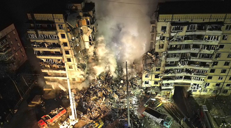 Sono (per ora) 35 le vittime dell'attacco russo a Dnipro. Ma ci sono ancora decine di dispersi...