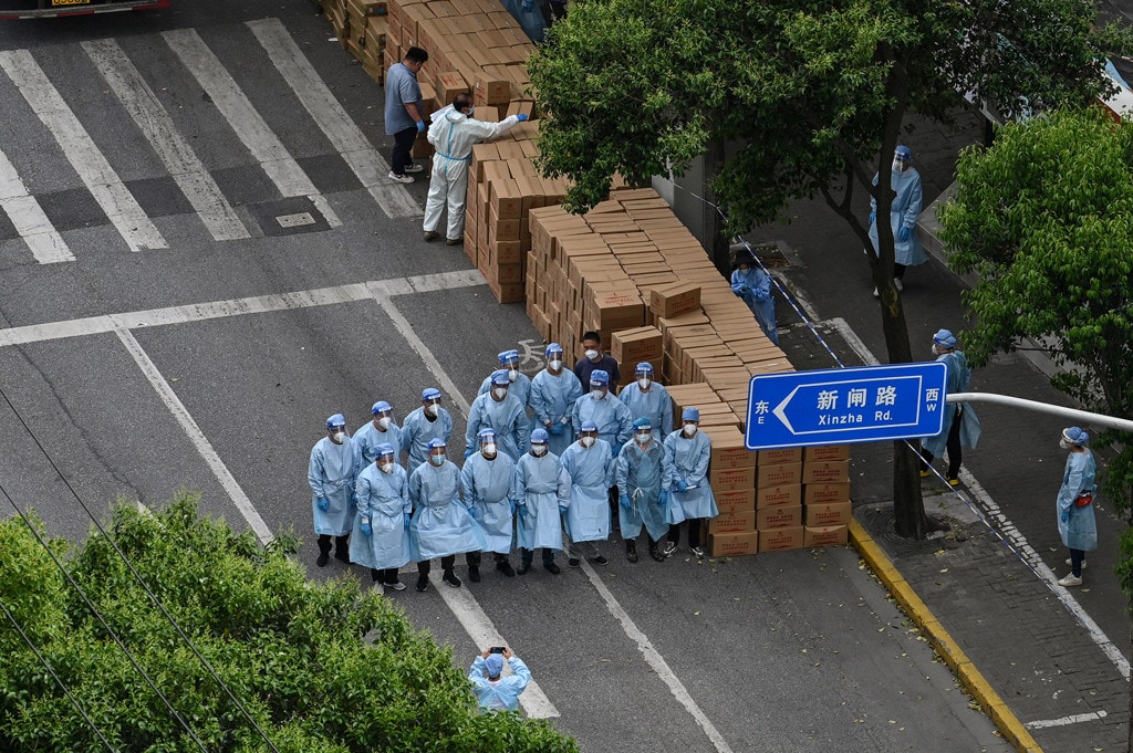 Shanghai nel panico, numeri da incubo: i malati Covid sui marciapiedi perché gli ospedali sono al collasso