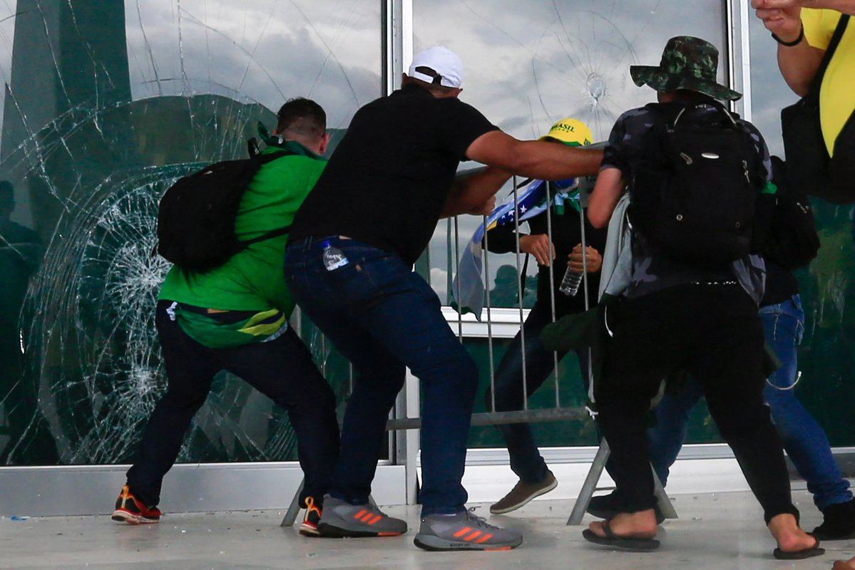 Brasile, 46 feriti nell'assalto al Parlamento: rimosso il governatore del distretto di Brasilia