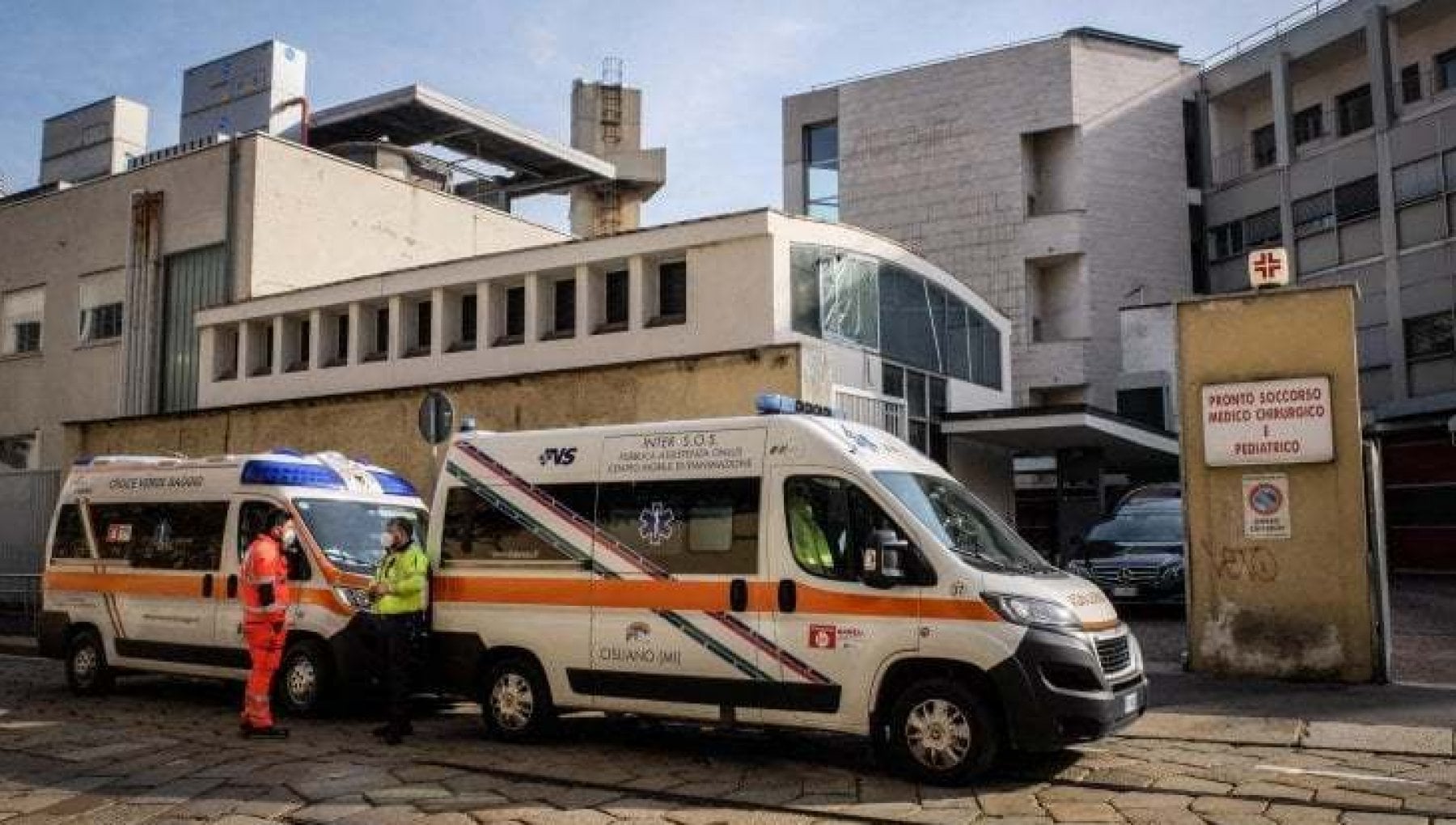 ambulanza-ospedale I parenti lo danno per morto e organizzano la cremazione, ma lui aveva solo smarrito il cellulare