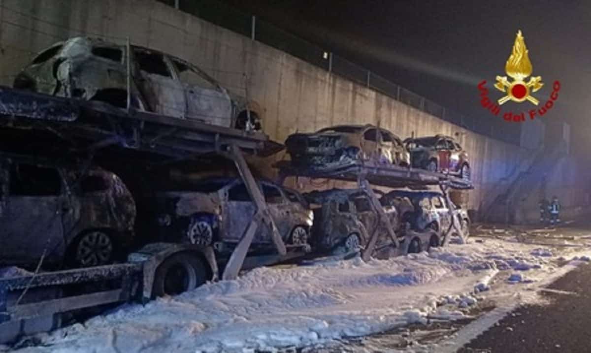 bisarca-brescia-piacenza Incendio ed esplosioni sull'A21: lo spettacolare incidente in direzione di Piacenza