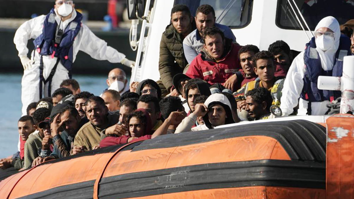 Migranti, il sindaco di Lampedusa: "Siamo disperati, non ce la facciamo più: servono aiuti concreti"