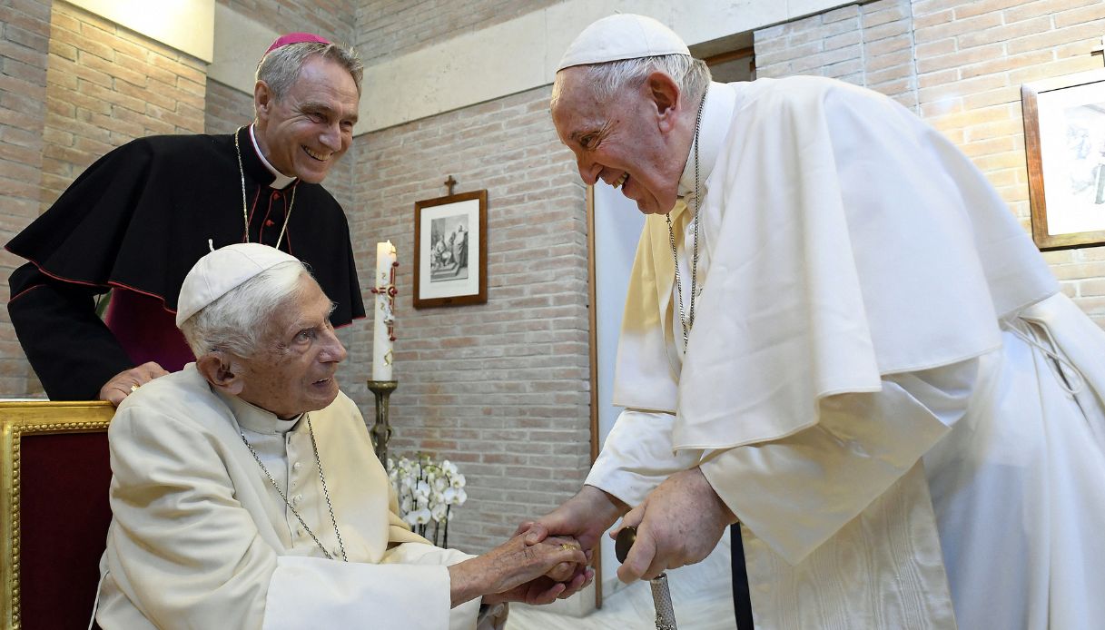 Le cattiverie sui rapporti tra Benedetto XVI e papa Francesco e il ruolo di padre George