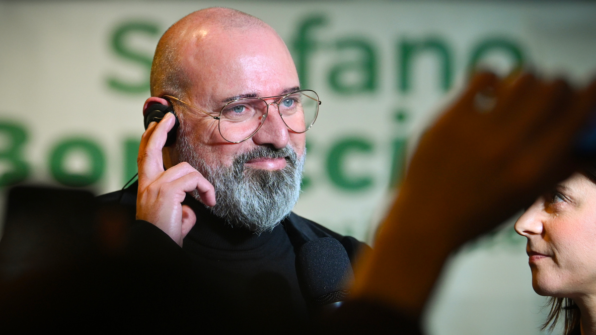 Strage di Bologna, Bonaccini contro De Angelis: "Ignobile e bugiardo" Strage di Bologna, Bonaccini contro De Angelis: "Ignobile e bugiardo"