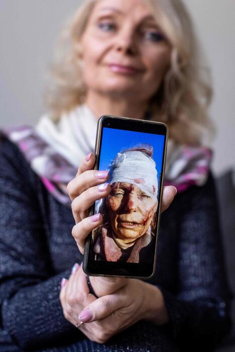 Ricordate la foto simbolo dell'attacco russo? Ecco Olena Kurylo un anno dopo