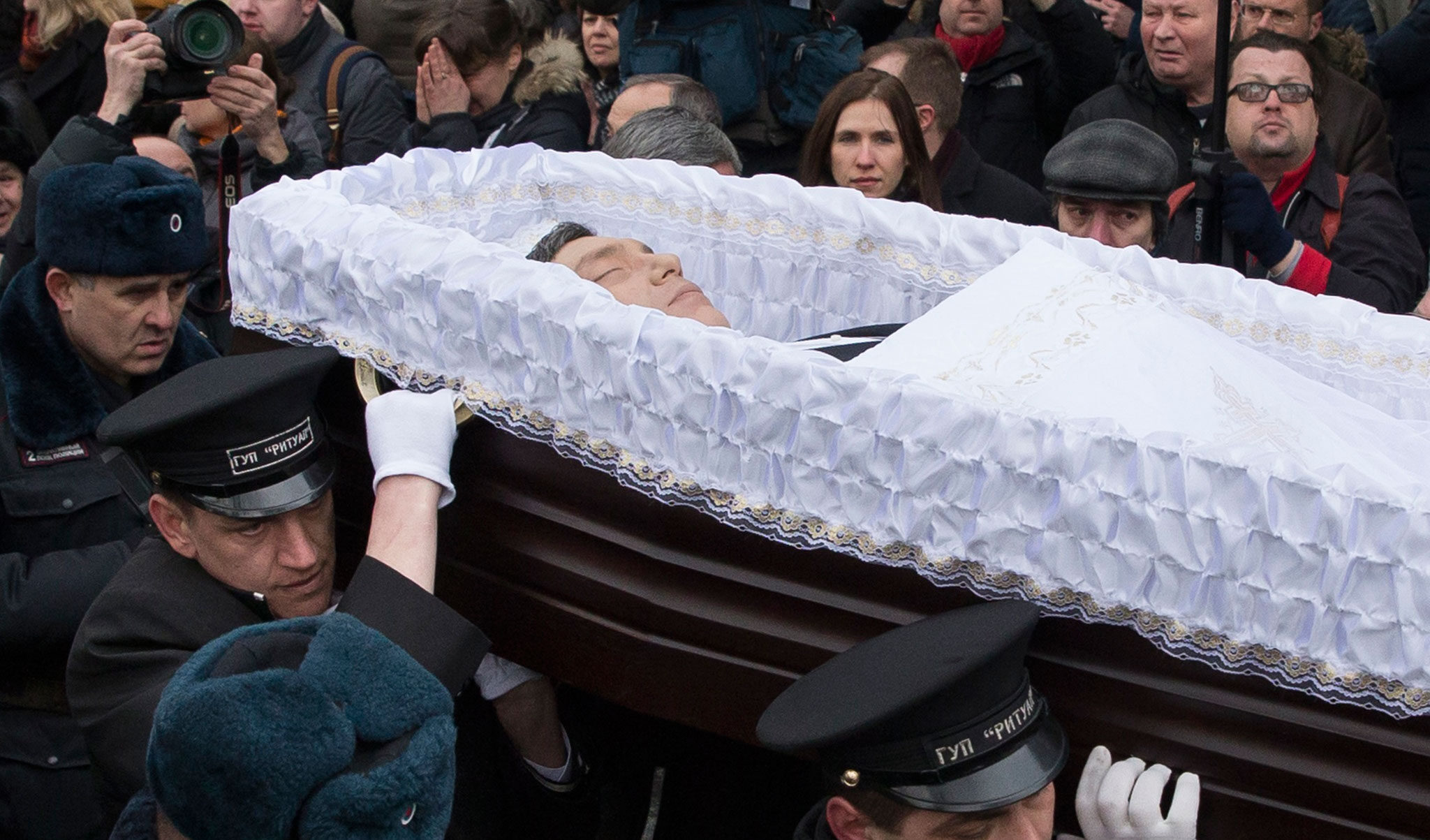 In Russia sfida alla repressione di Putin: fiori in memoria di Boris Nemtsov, il dissidente assassinato