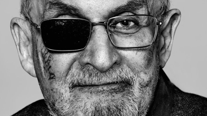 Rushdie pubblica un suo selfie e scrive: "Ora che sono quasi morto, tutti mi amano"