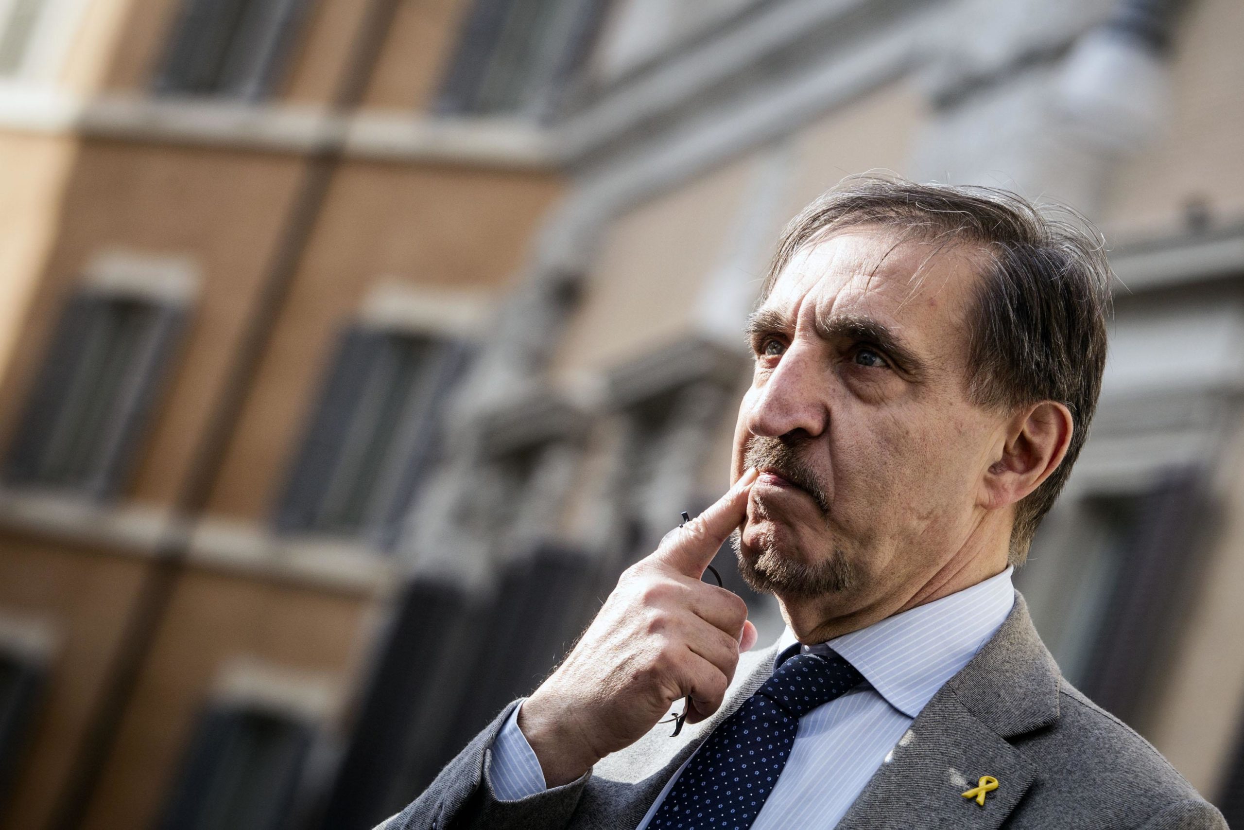 Governo: Camera, dibattito su fiducia La Russa orgoglioso del busto del Duce: "Sì, non lo butterò mai. Ho anche quello di Mao..."