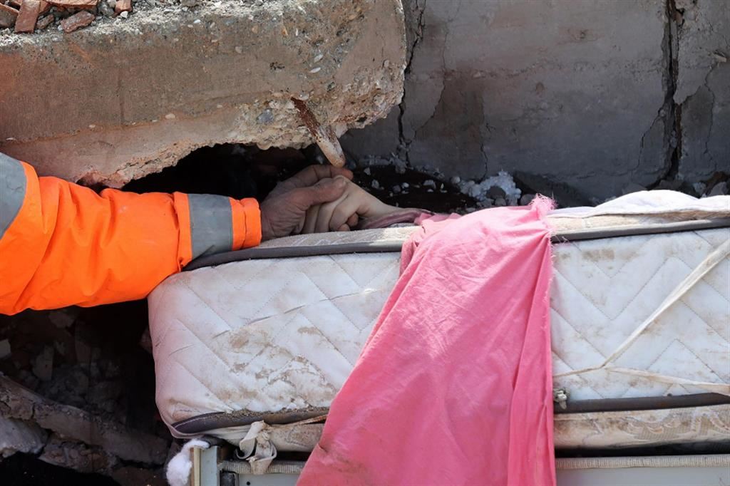 Terremoto in Turchia e Siria, il bilancio delle vittime ancora provvisorio è di oltre 17.000 morti