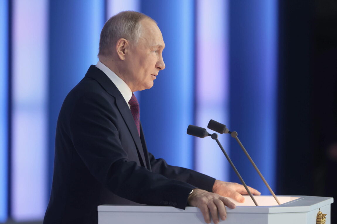 Ucraina, Putin racconta ai russi una favola: "L'Occidente ha iniziato la guerra, noi ci siamo difesi"
